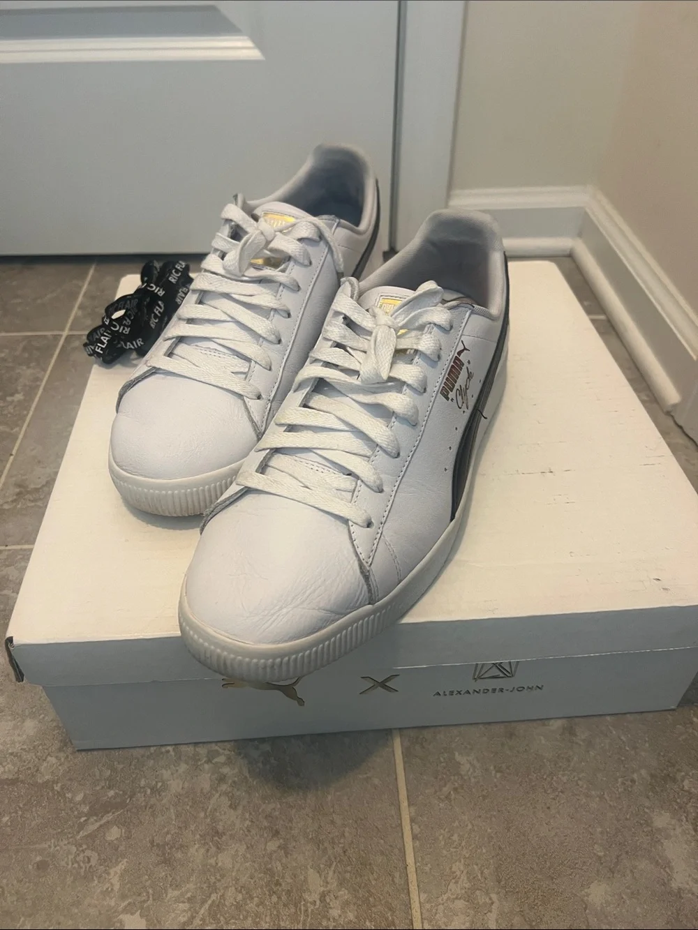 Puma White Shoes with Black Formstripe Low-Top Sneakers